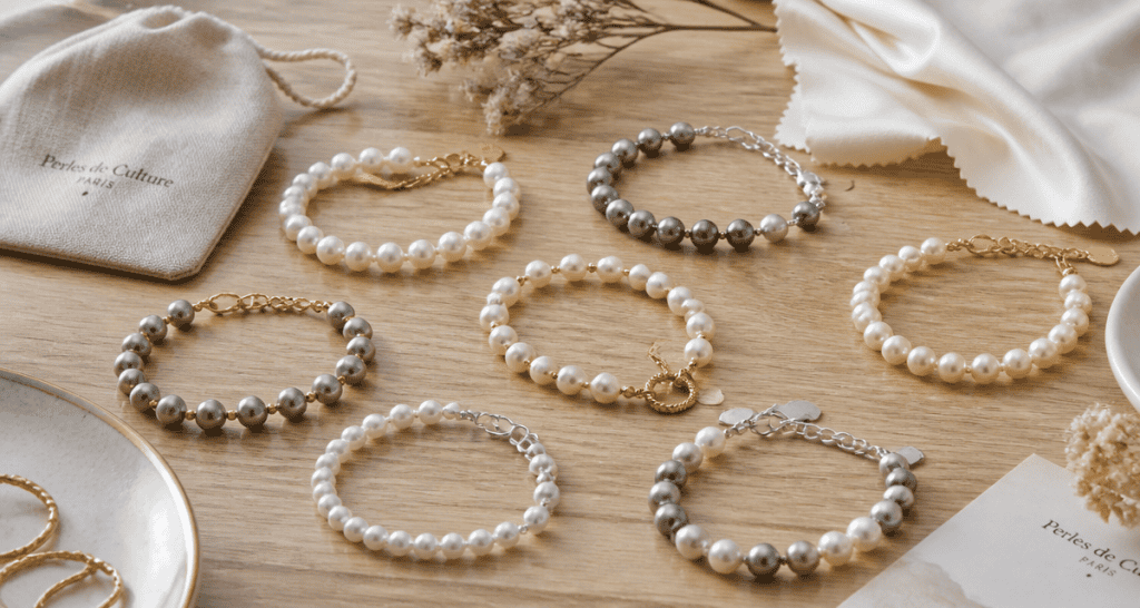 bracelet en perle de culture Akoya Tahiti eau douce sur table