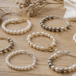 bracelet en perle de culture Akoya Tahiti eau douce sur table
