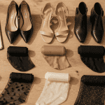 collant chaussure sur table bois clair