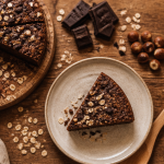 gateau chocolat flocon d'avoine healthy tranché sur table rustique