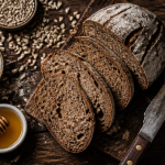 le pain de seigle est il bon pour la sante pain tranché sur table rustique