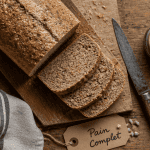pain complet bienfait tranché sur table rustique