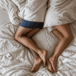 position couple amoureux dormir pieds enlacés dos à dos