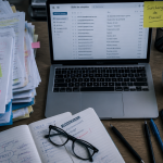 surcharge au travail bureau surchargé dossiers et notifications
