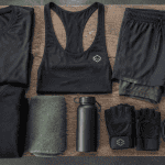 vetement musculation pour homme flat-lay