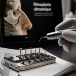 Rhinoplastie ultrasonique : piézotome ultrasonique en studio chirurgical