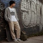 style skateur homme devant mur urbain avec skateboard