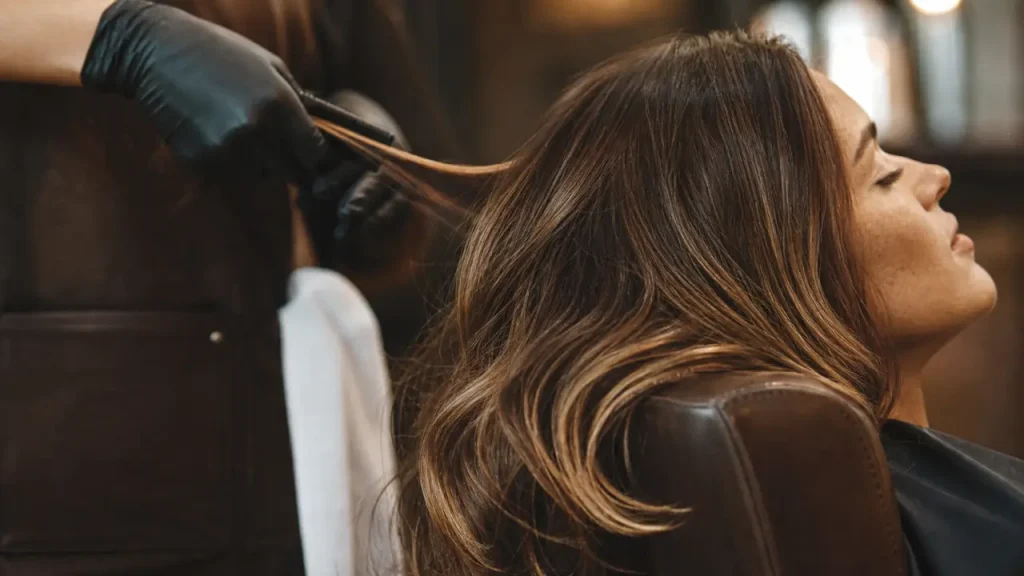 C’est quoi un balayage ? Chevelure mi-longue avec balayage caramel fondu, mèches et ombré