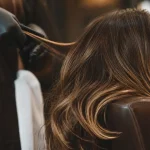 C’est quoi un balayage ? Chevelure mi-longue avec balayage caramel fondu, mèches et ombré