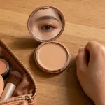 Comment appliquer anti cernes : teinte beige, petites touches, estompage sans marquer