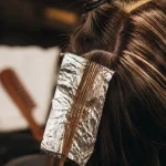 Différence balayage et mèches : mèche en foil et reflets fondus