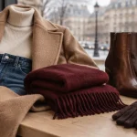 Mode hiver femme : manteau long camel, écharpe bordeaux, bottines cuir